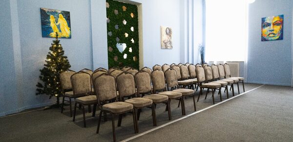 Воздушный и светлый зал в прованском стиле