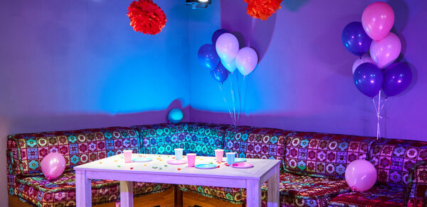 Пространство антикафе с большим экраном