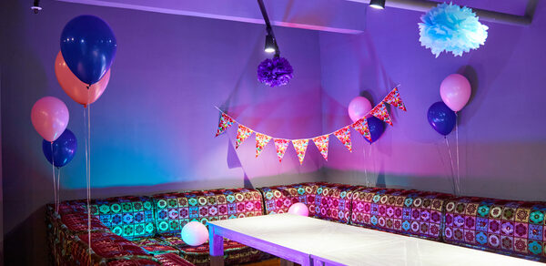 Пространство антикафе с большим экраном