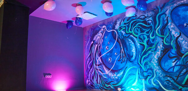 Пространство антикафе с большим экраном