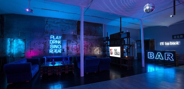 Неоновый зал на Набережной Яузы