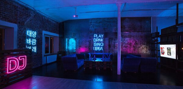 Неоновый зал на Набережной Яузы