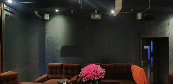 Арт-лофт в темных тонах с большим экраном