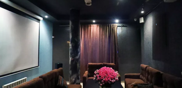 Арт-лофт в темных тонах с большим экраном