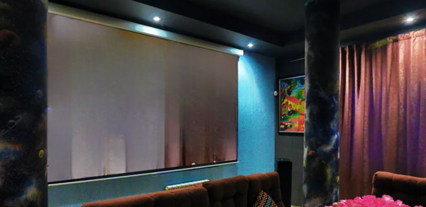 Арт-лофт в темных тонах с большим экраном