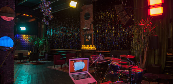 Двухэтажный лофт со студией звукозаписи