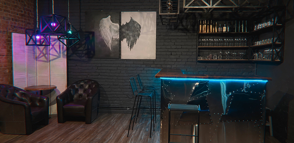 Контраст Loft. Летят конфетти. Девушка замахивается рукой, играя в игру