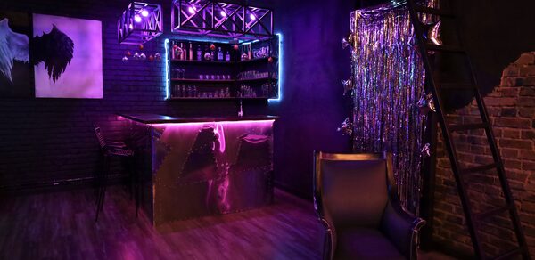 Контраст Loft. Барная стойка с барными стульями. Кресла. Картина на стене. Декоративные свисающие лампы