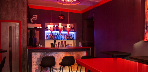 IN100GRAMM. Яркий лофт с барной стойкой и картинами