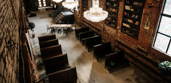 AG Loft. BIBLIOTEKA (АГ Лофт. БИБЛИОТЕКА). Лофт с витражными окнами и высокими потолками