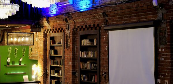 AG Loft. BIBLIOTEKA (АГ Лофт. БИБЛИОТЕКА). Лофт с витражными окнами и высокими потолками