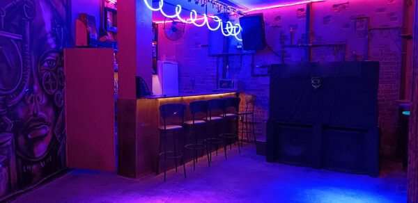 Loft scuro con design al neon