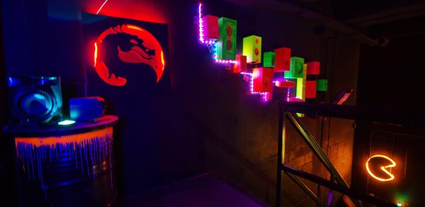 Лофт Геймеры. Игровые арт-иконки. Неоновая подсветка. Украшенная бочка. Лестница на первый этаж