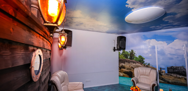 Kino Leto Стилизованный зал с большим экраном