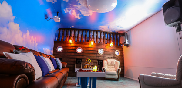 Kino Leto Стилизованный зал с большим экраном