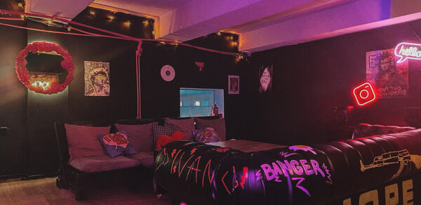 Авангард. Яркий зал с авторским дизайном