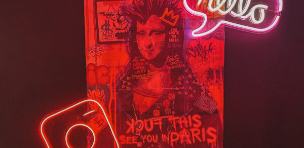 Авангард. Яркий зал с авторским дизайном