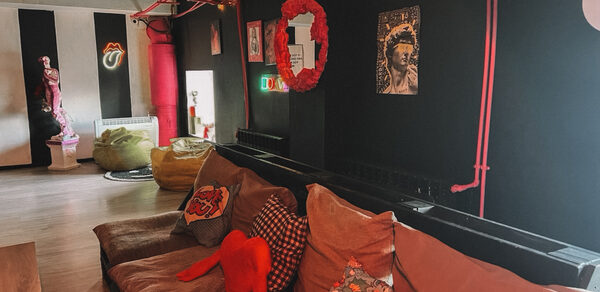 Авангард. Яркий зал с авторским дизайном