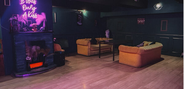 Честер. Зал с яркими диванами и камином