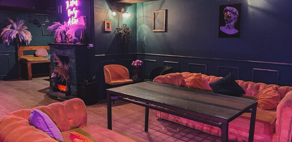 Честер. Зал с яркими диванами и камином