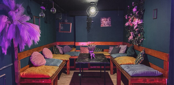 Честер. Зал с яркими диванами и камином