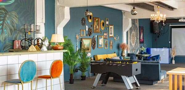 Стилизованный лофт с высокими потолками и верандой