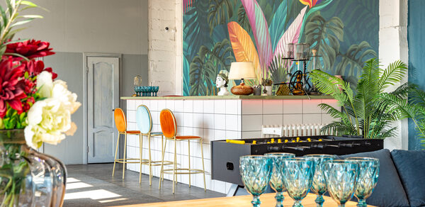 Стилизованный лофт с высокими потолками и верандой