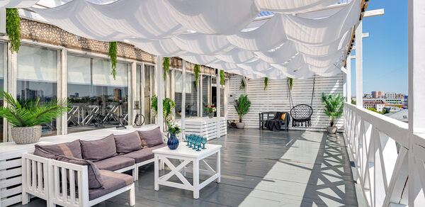 Стилизованный лофт с высокими потолками и верандой