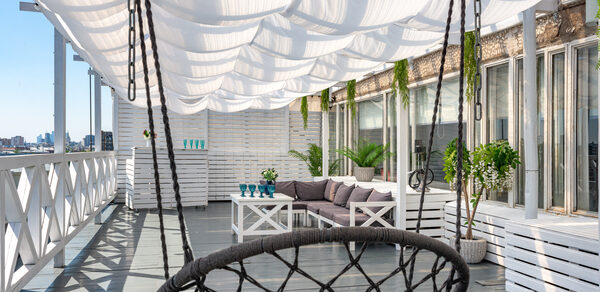 Стилизованный лофт с высокими потолками и верандой