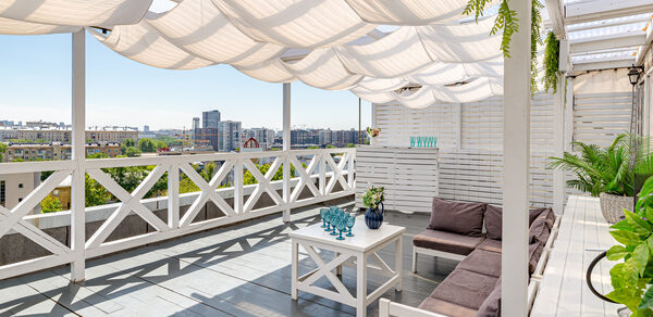 Стилизованный лофт с высокими потолками и верандой