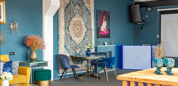 Стилизованный лофт с высокими потолками и верандой