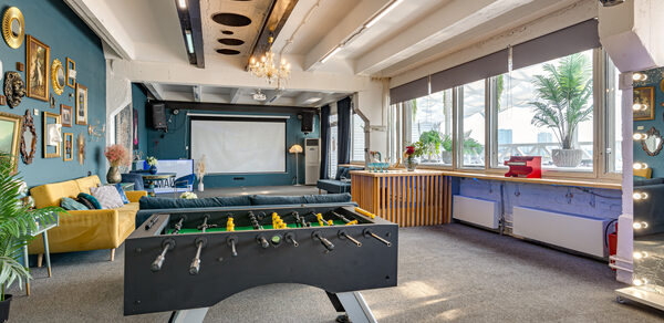 Стилизованный лофт с высокими потолками и верандой