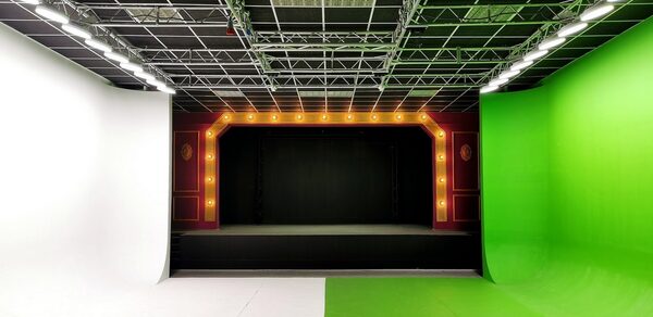 Graf-Studio. Зал с театральной сценой и хромакеем