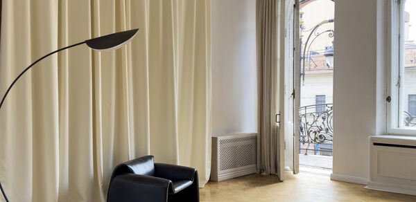 Светлое пространство с большим зеркалом и балконом