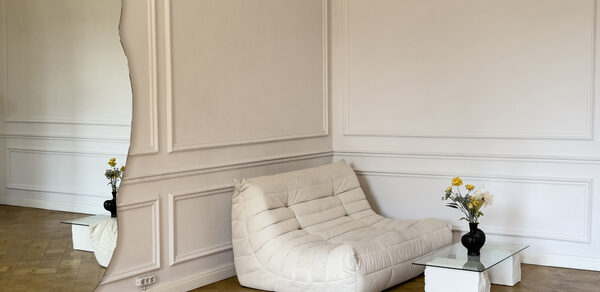 Светлое пространство с большим зеркалом и балконом