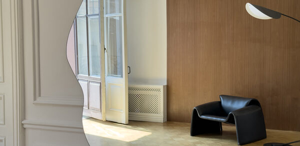 Светлое пространство с большим зеркалом и балконом