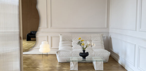 Светлое пространство с большим зеркалом и балконом