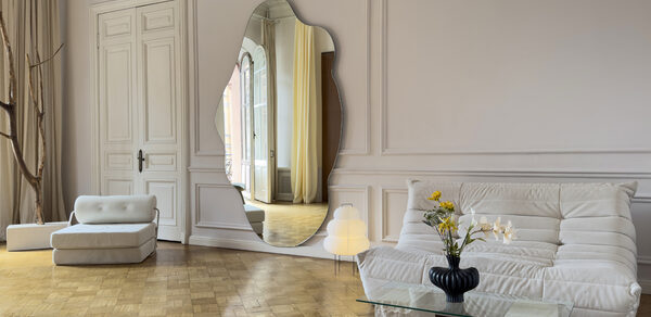 Светлое пространство с большим зеркалом и балконом