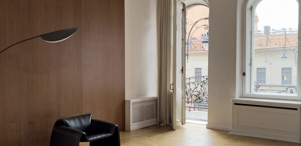 Светлое пространство с большим зеркалом и балконом