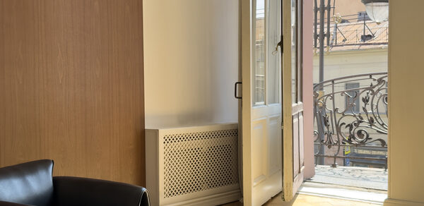 Светлое пространство с большим зеркалом и балконом