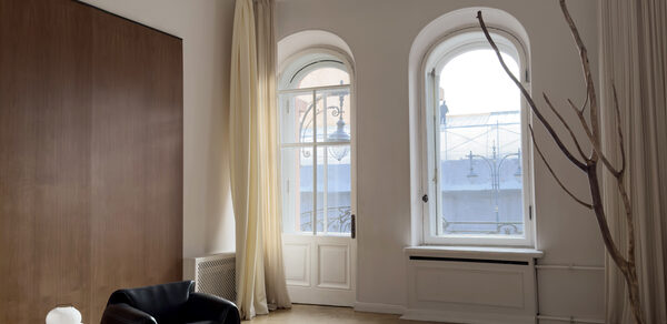 Светлое пространство с большим зеркалом и балконом