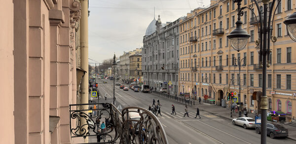 Светлое пространство с большим зеркалом и балконом