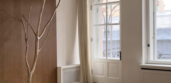 Bright space with a large mirror and a balcony