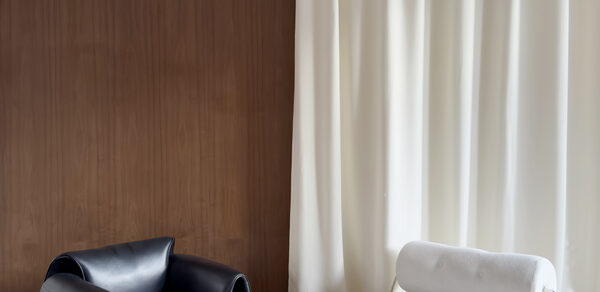 Bright space with a large mirror and a balcony