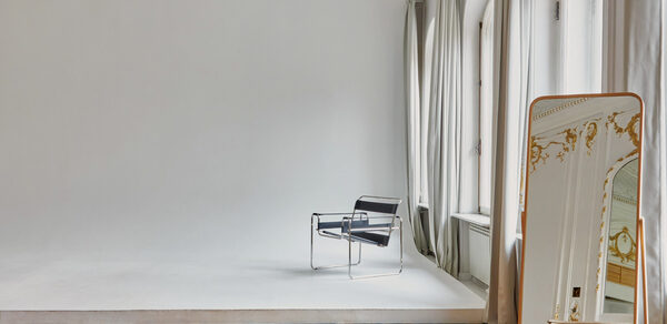 Большой светлый зал в классическом стиле с камином