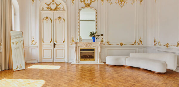 Большой светлый зал в классическом стиле с камином
