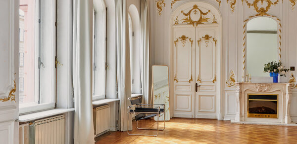 Большой светлый зал в классическом стиле с камином