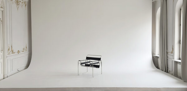 Большой светлый зал в классическом стиле с камином