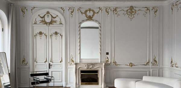 Большой светлый зал в классическом стиле с камином