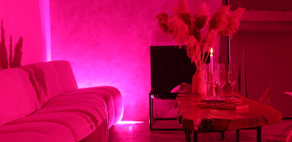 Светлый лофт со светомузыкой и барной стойкой